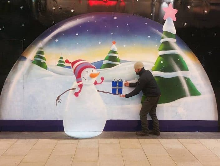 Snowman Gives a Gift